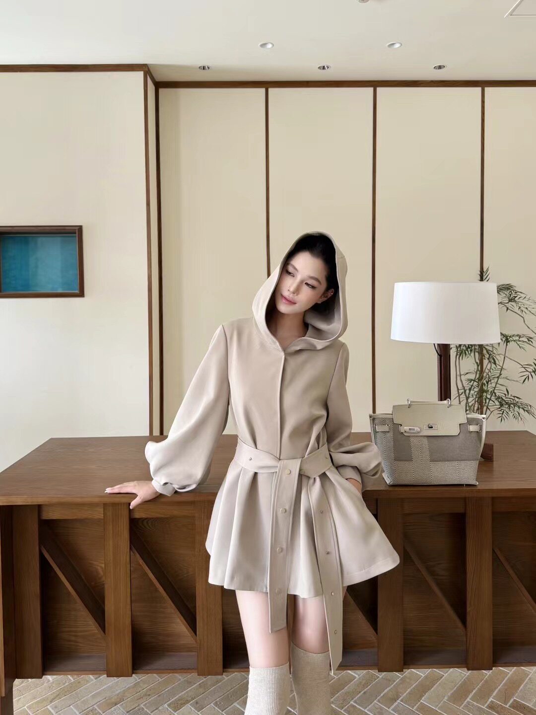 Vane韦恩韩版气质圆领系带连帽黑色风衣女中长款外套女小个子上衣