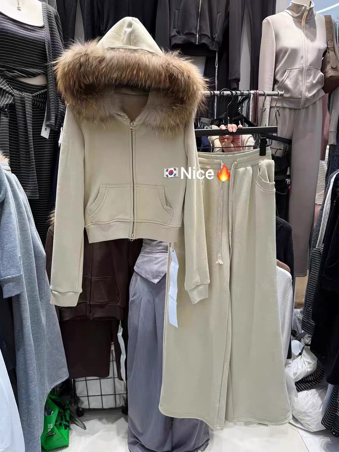 NICE正品2025冬季新款洋气真毛领卫衣+休闲阔腿裤加绒两件套3569