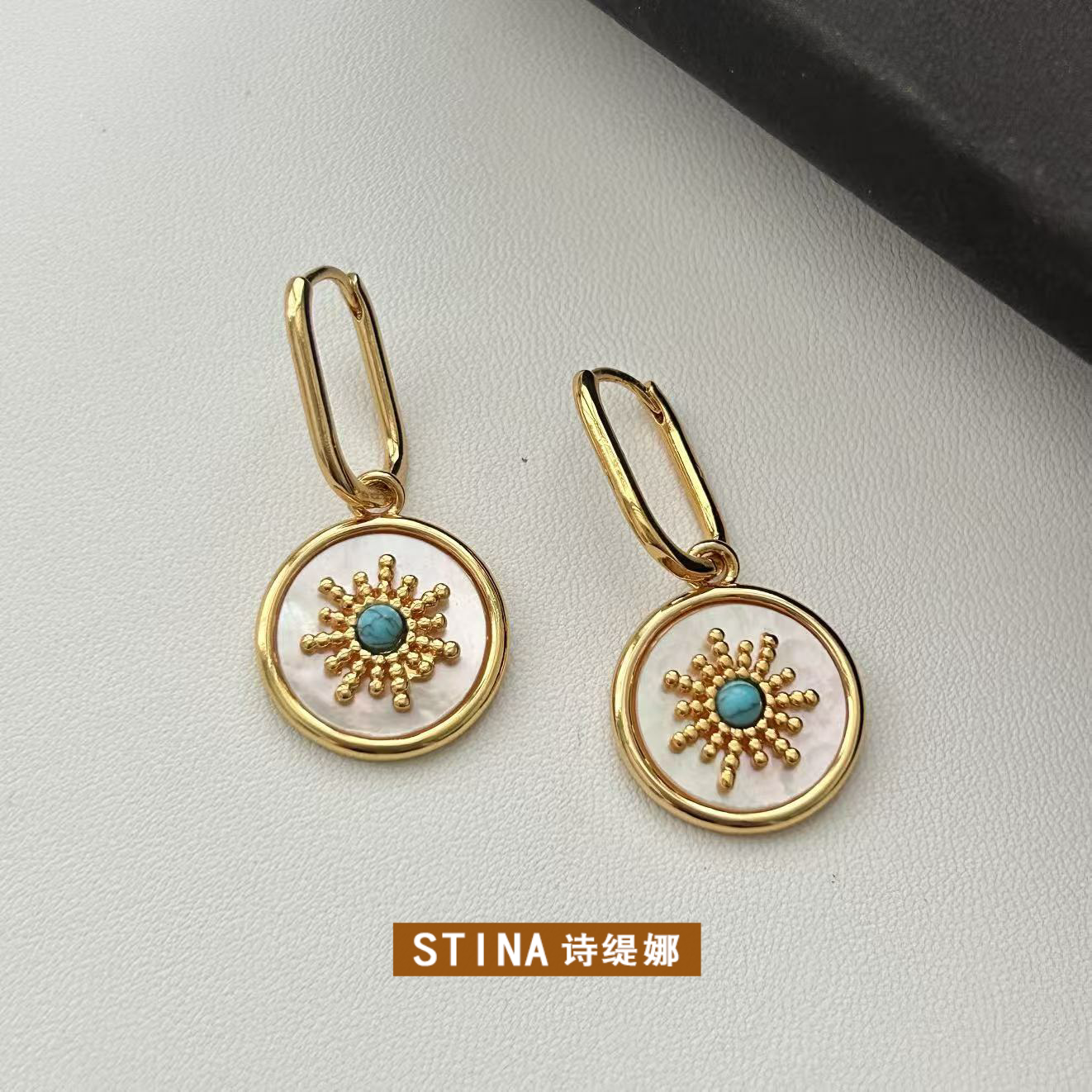 STINA复古白贝太阳花耳扣女法式