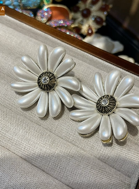 STINA古池做旧款白色雏菊耳钉珍