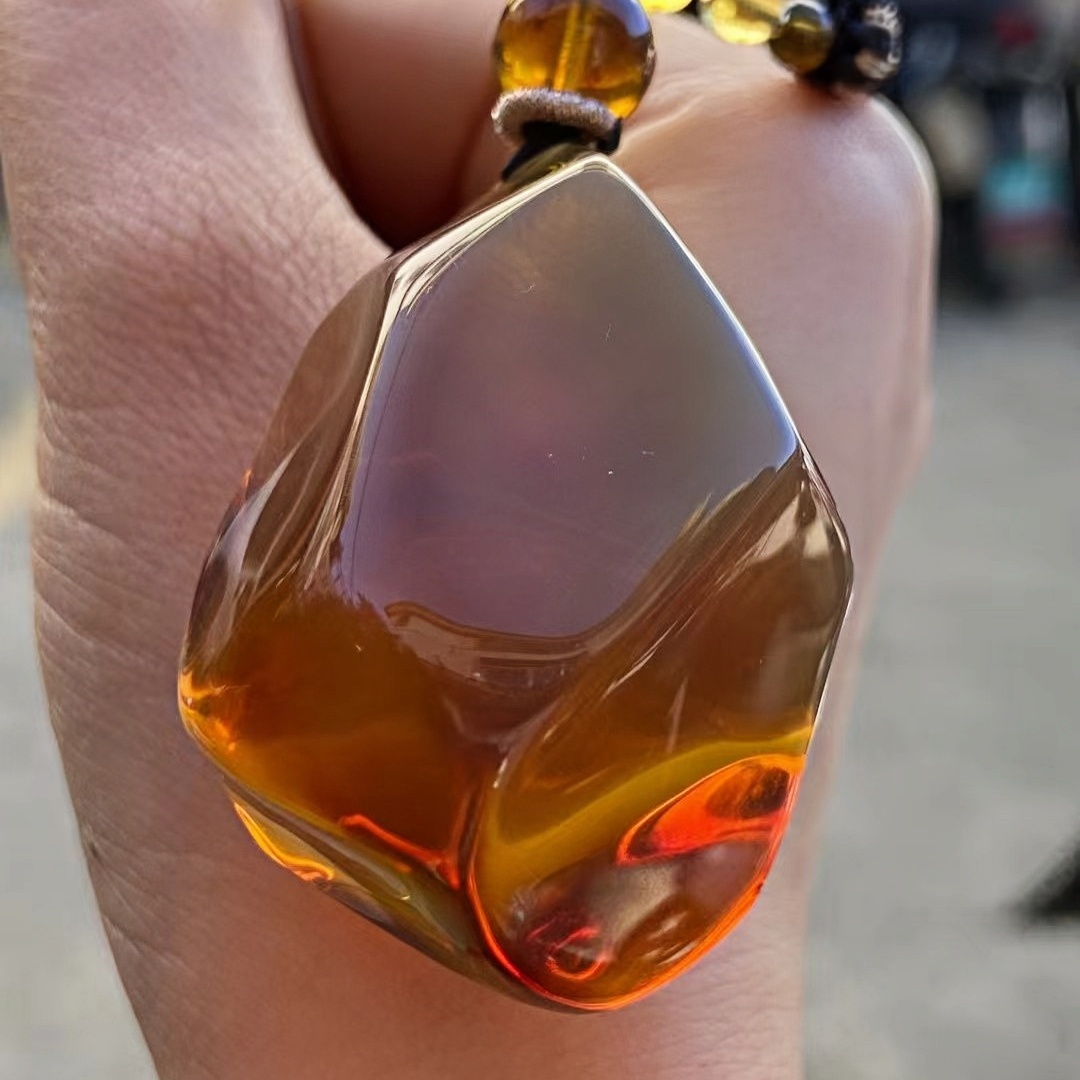 正品天然缅甸琥珀精品玻璃底血珀红绿变色龙随形吊坠文玩珠宝饰品