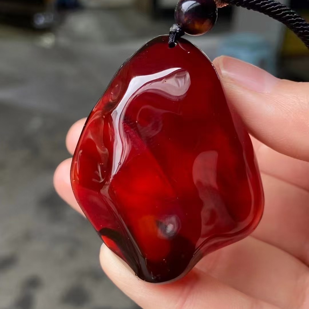 正品天然缅甸琥珀精美血珀随形吊坠男女款文玩孤品百搭珠宝饰品