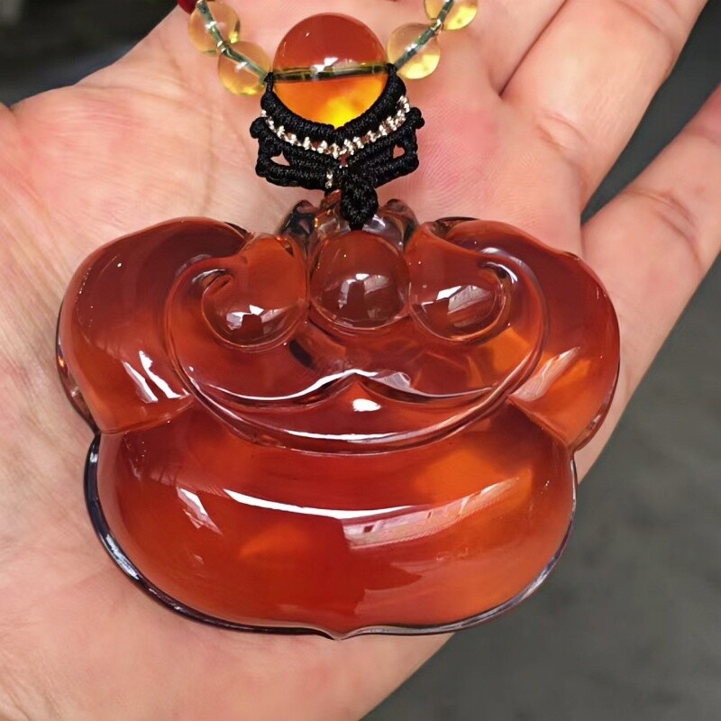 正品天然缅甸琥珀玻璃底血红茶 如意锁 吊坠文玩百搭稀有珠宝饰品