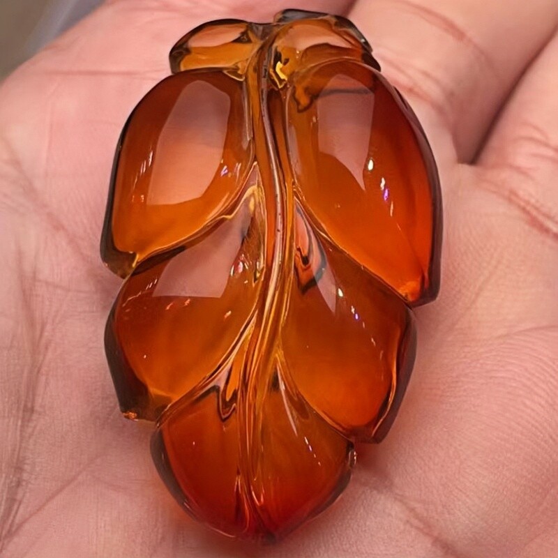 缅甸天然金红血珀圆雕吊坠图片