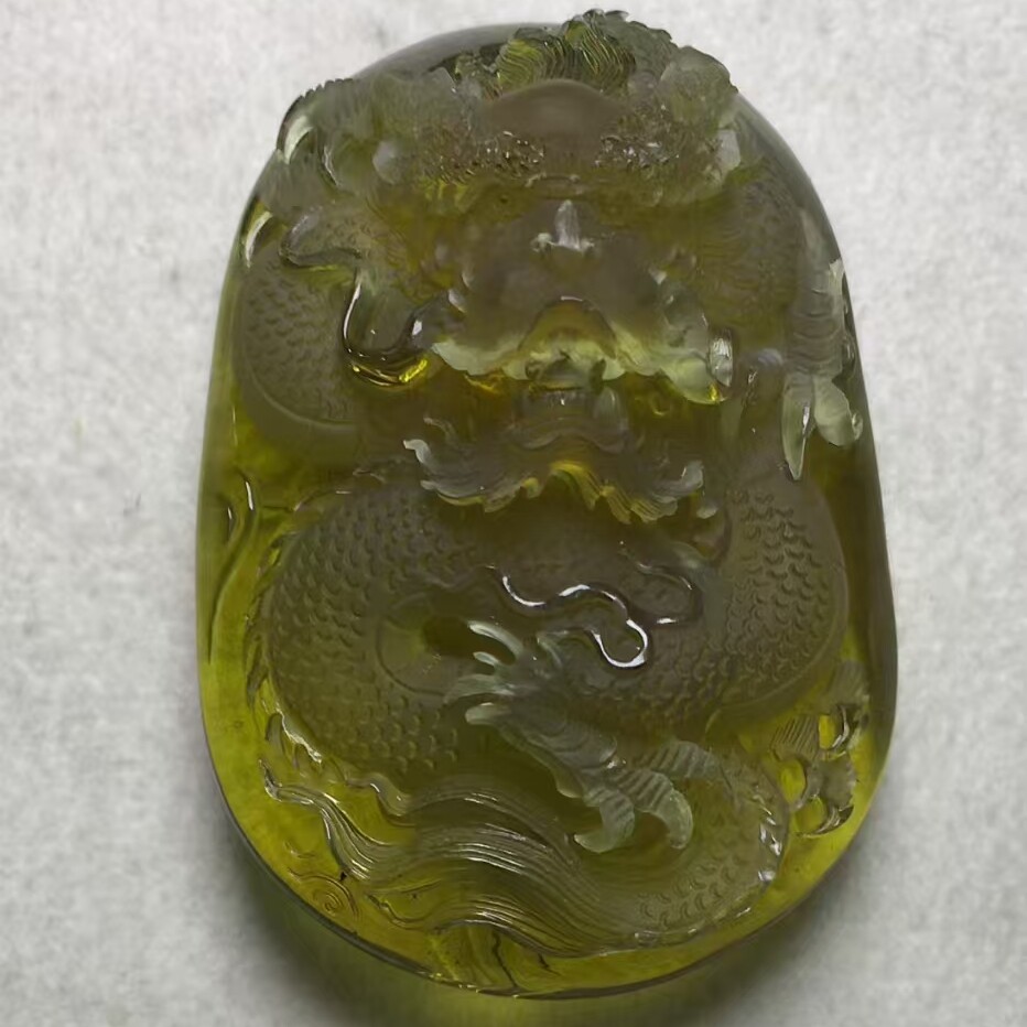 正品天然缅甸琥珀老矿菠菜绿绿茶 龙牌 浮雕吊坠名家工艺珠宝饰品