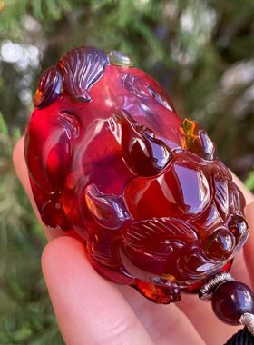 正品天然缅甸琥珀高品质蓝血膜血珀貔貅圆雕吊坠文玩工艺珠宝饰品
