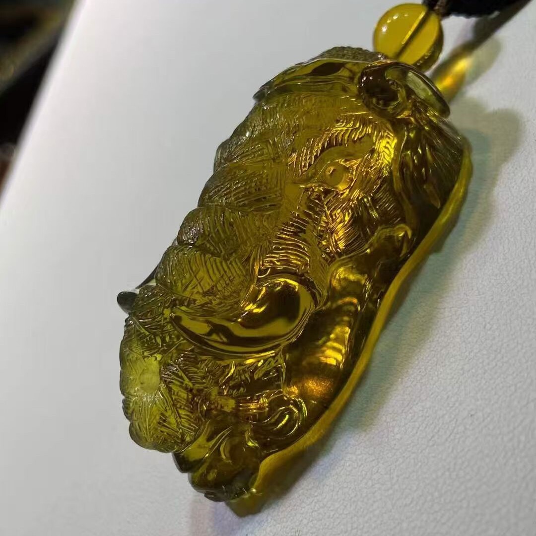 正品天然缅甸琥珀原矿玻璃底绿茶 象神 圆雕吊坠名家工艺珠宝饰品