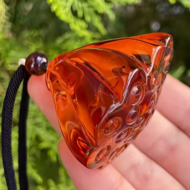 正品天然缅甸琥珀精美金红血珀莲蓬吊坠挂件文玩百搭工艺珠宝饰品