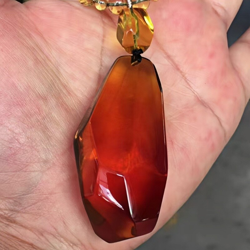 正品天然缅甸琥珀精美净水玻璃种血红茶钻切吊坠文玩收藏珠宝饰品