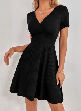 Simple V-neck short-sleeved black dress 简约V领黑色连衣裙