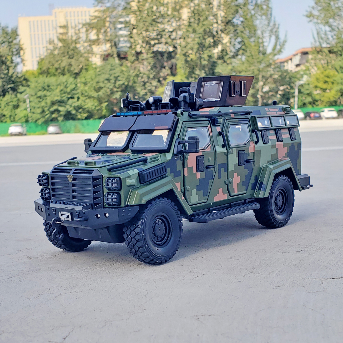 1/24剑齿虎合金防爆车警车汽车模型突击车金属军事战车声光玩具车