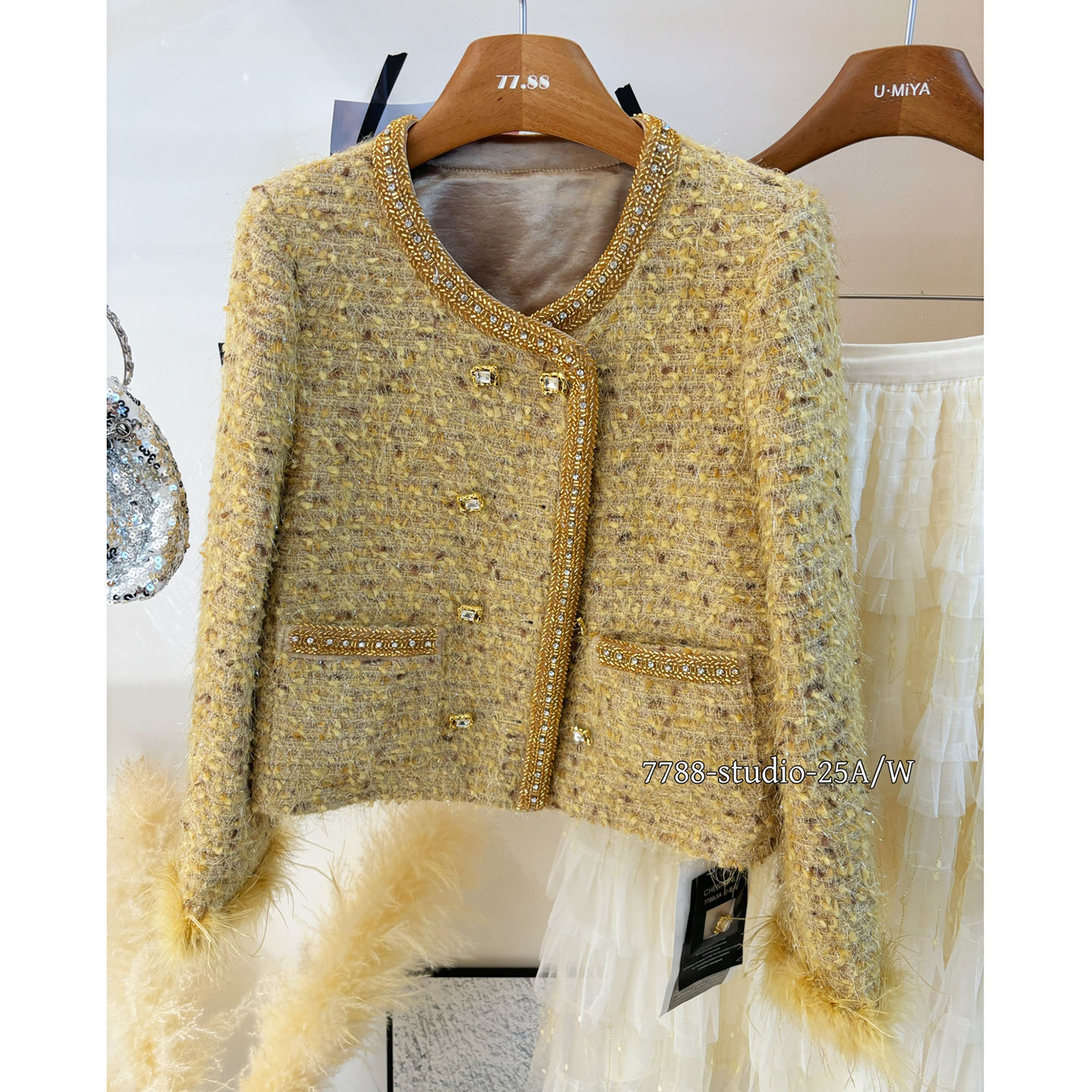 重工钉珠驼鸟毛羽绒内胆短外套女