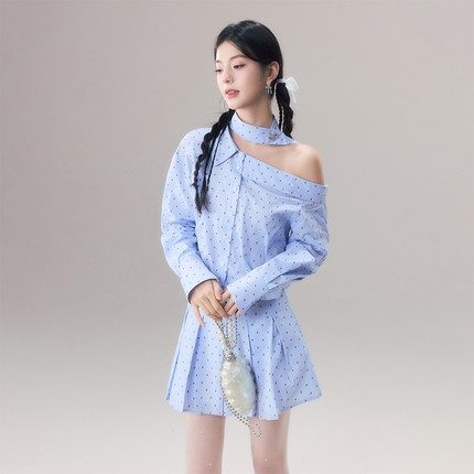 HTCU 卡蒂 蓝色波点斜肩露肩衬衫连衣裙女夏季收腰设计感衬衫裙
