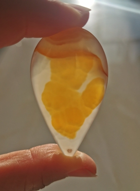 逊克北红玛瑙俏色水滴吊坠象形图案母子情深颜色通透时尚寓意深远