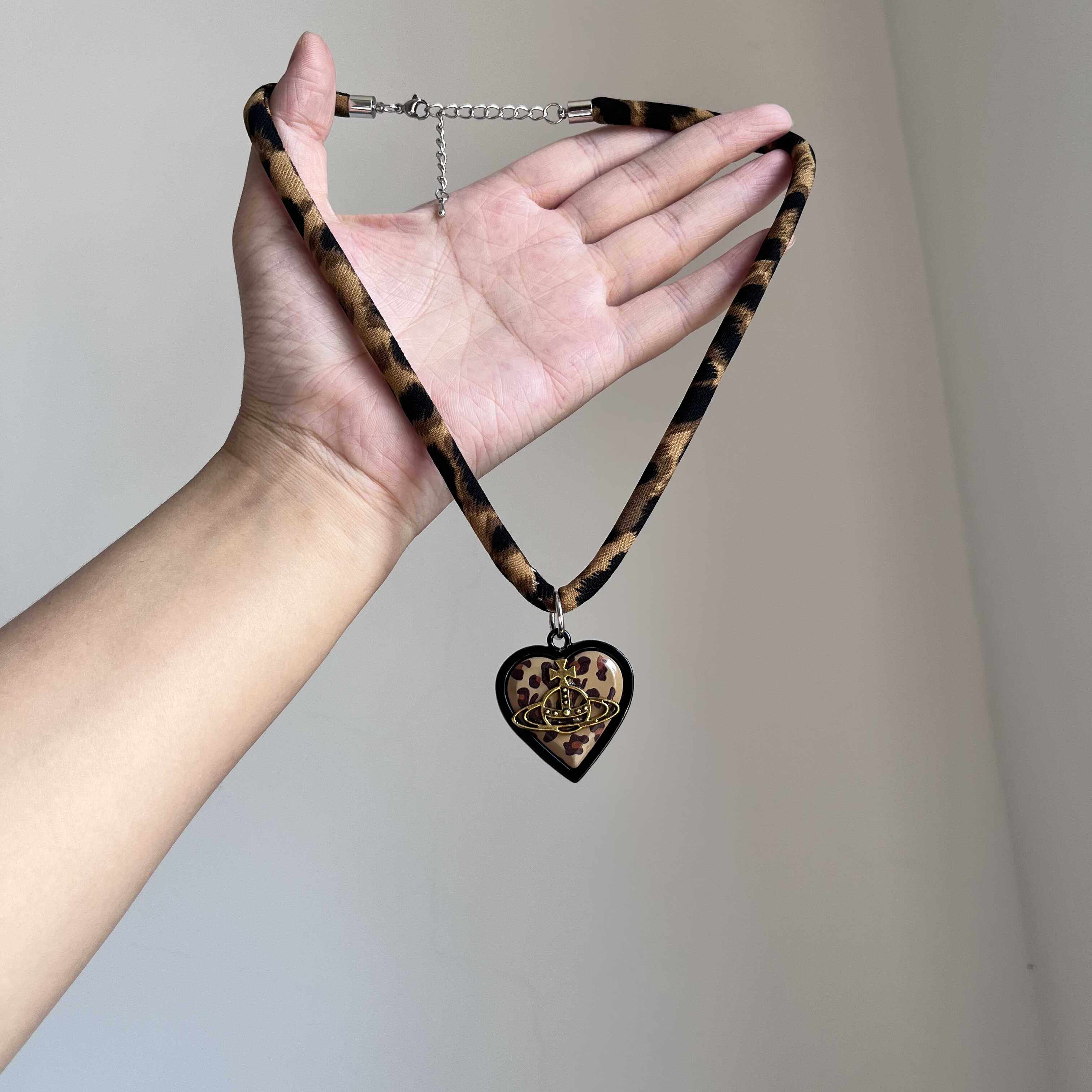 辣妹风豹纹土星爱心吊坠项链女复古美拉德个性毛衣链设计感配饰