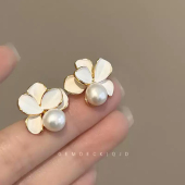 法式 复古白色花朵珍珠耳钉轻奢高级气质耳环小众设计耳饰2026新款