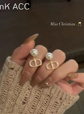 温柔两戴式耳环女字母CD秋冬高级感耳饰新款2024爆款独特耳钉