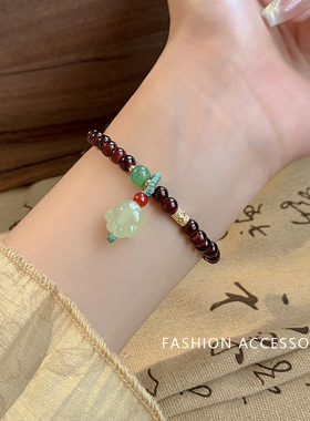 新中式暗红串珠手链女复古高级感小众手串弹力绳小众轻奢百搭手饰