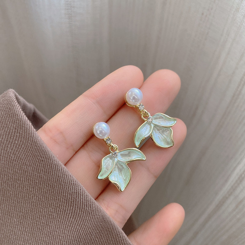 清新甜美时尚花瓣淡水珠珠耳钉2024年新款爆款小众设计感耳环轻奢