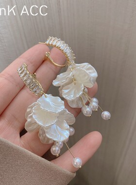 白色花瓣珍珠耳环轻奢高级感气质百搭耳坠2024新款爆款小众耳饰