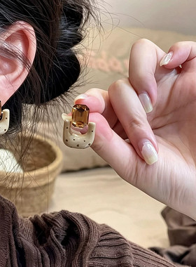 秋冬复古燕麦风咖色方糖波点耳钉女轻奢小众高级时尚气质百搭耳环