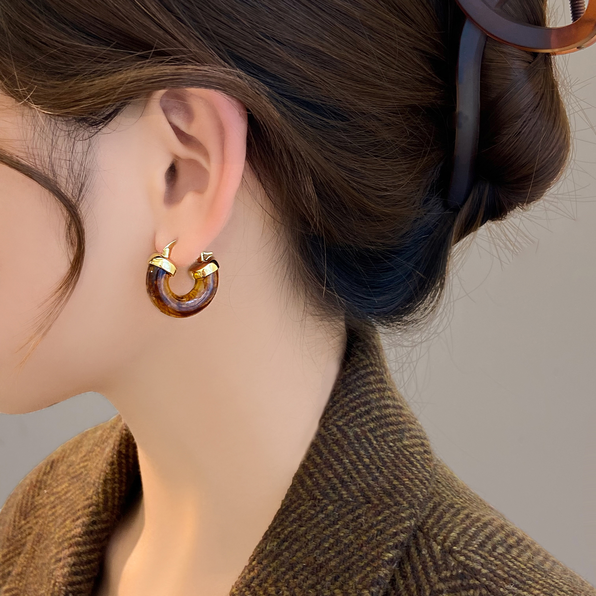 秋冬琥珀色耳圈独特耳环2025新款爆款高级感耳饰圆脸适合的耳钉女