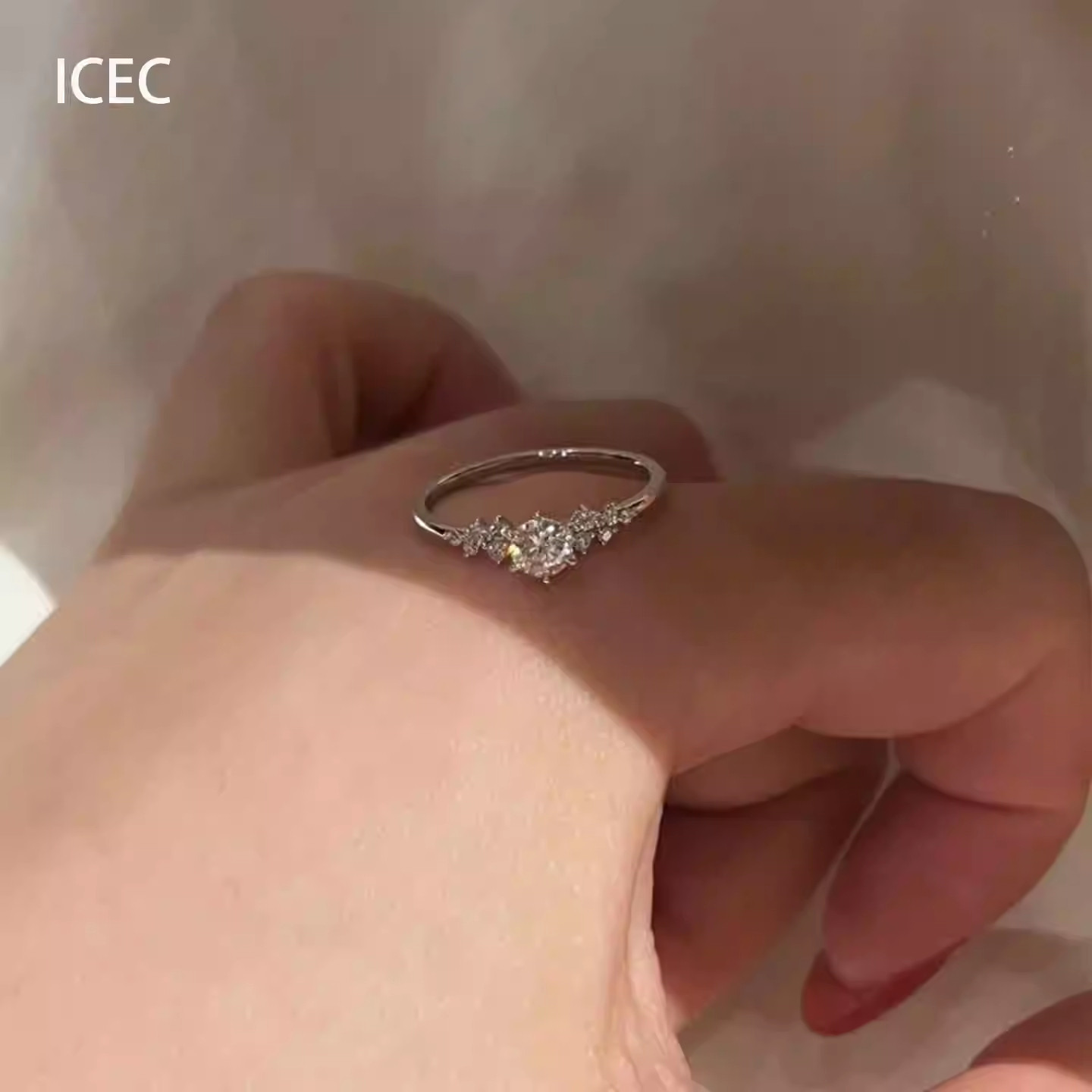 清冷感超闪仿锆石戒指女轻奢高级感食指戒2026年新款富贵大气指环