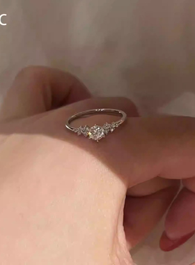 清冷感超闪仿锆石戒指女轻奢高级感食指戒2026年新款富贵大气指环