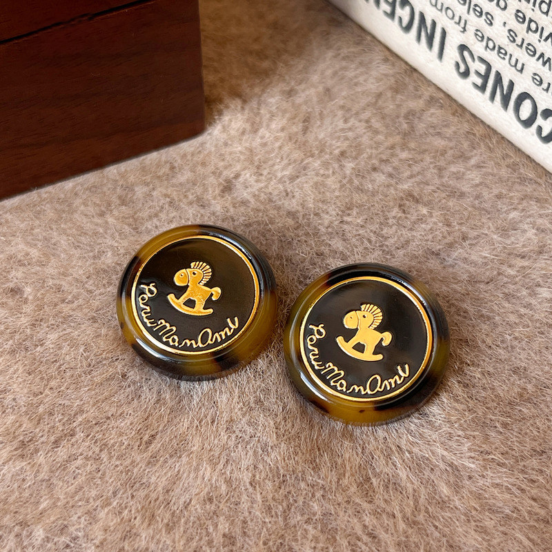 美拉德金色小马耳钉女2025年新款秋冬耳饰轻奢高级感气质大气耳环