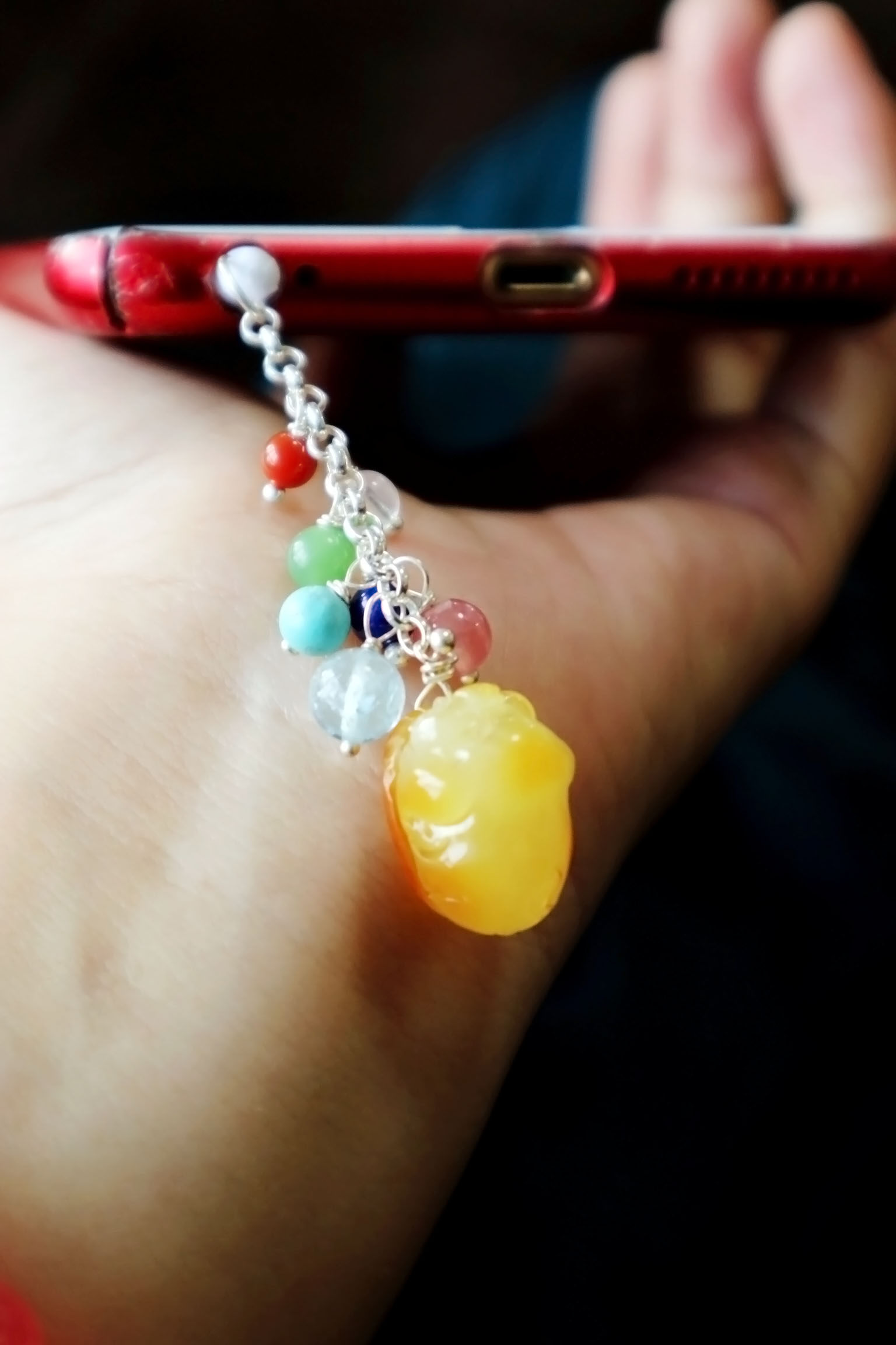 천연 치킨 오일 노란색 밀랍 새끼 돼지 단일 원형 팔찌 원시 미네랄 녹색 소나무 남부 빨간색 팔찌 밀랍 휴대 전화 펜던트 먼지 플러그