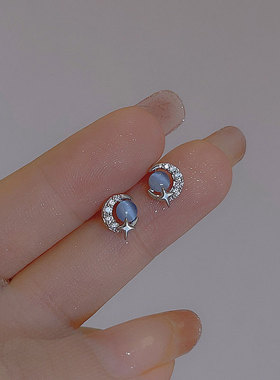 S999足银蓝色猫眼石耳钉女月亮星球小众不对称气质甜美小巧耳饰