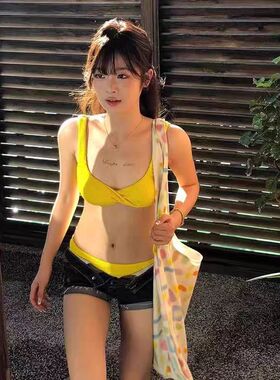 网红同款辣妹分体三点式比基尼性感小胸聚拢姜黄色显白度假泳衣女