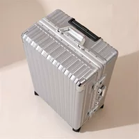 Серебряная странная алюминиевая рама