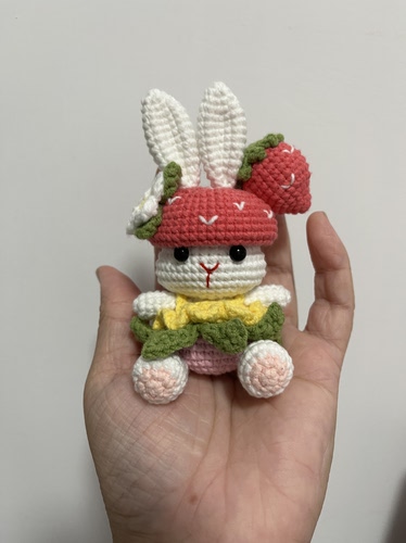 草莓小兔钩织成品玩偶挂件