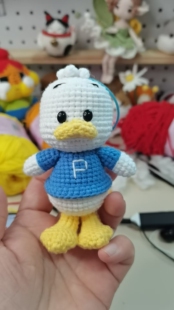 手工钩织贝克鸭玩偶成品毛线编织公仔挂件钥匙扣情侣礼物送男友