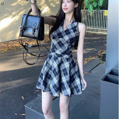 甜辣妹V领黑白格子挂脖连衣裙女夏季小个子a字裙收腰显瘦无袖短裙