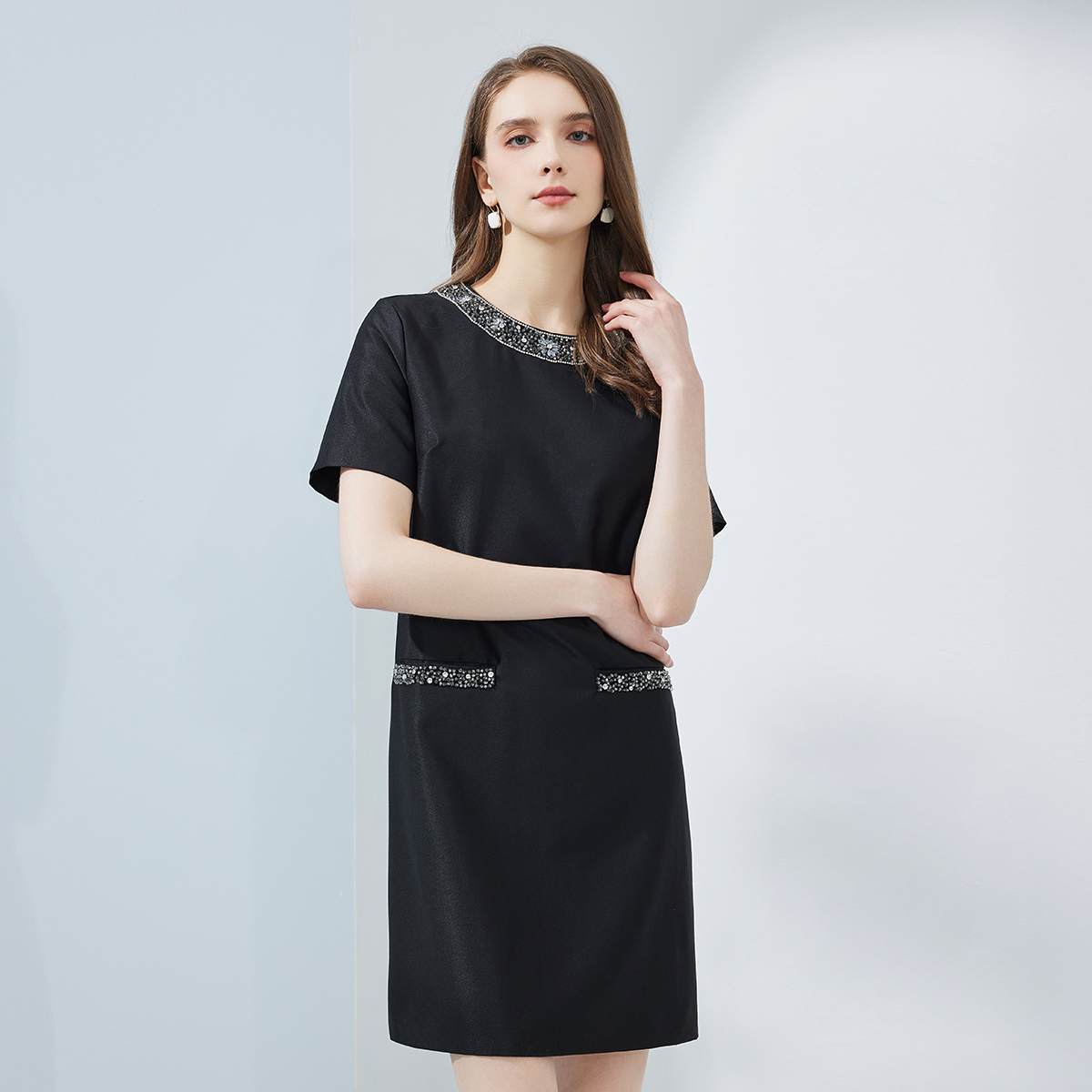 斯尔丽瑟俪2023夏季新款直身圆领不挑身型减龄钉珠小礼服连衣裙