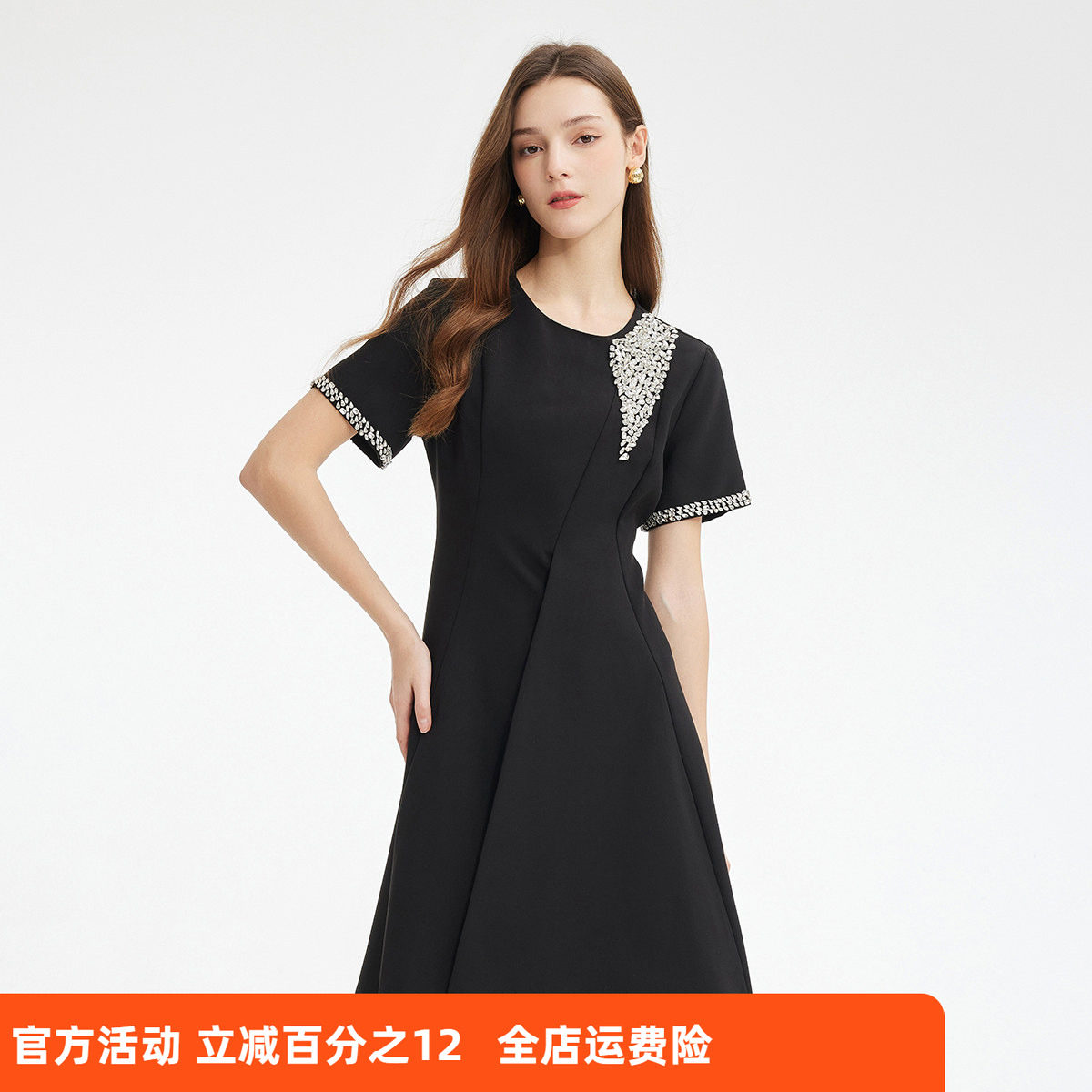 斯尔丽24夏新款设计感收腰放摆褶裥下摆钉钻款小礼服连衣裙