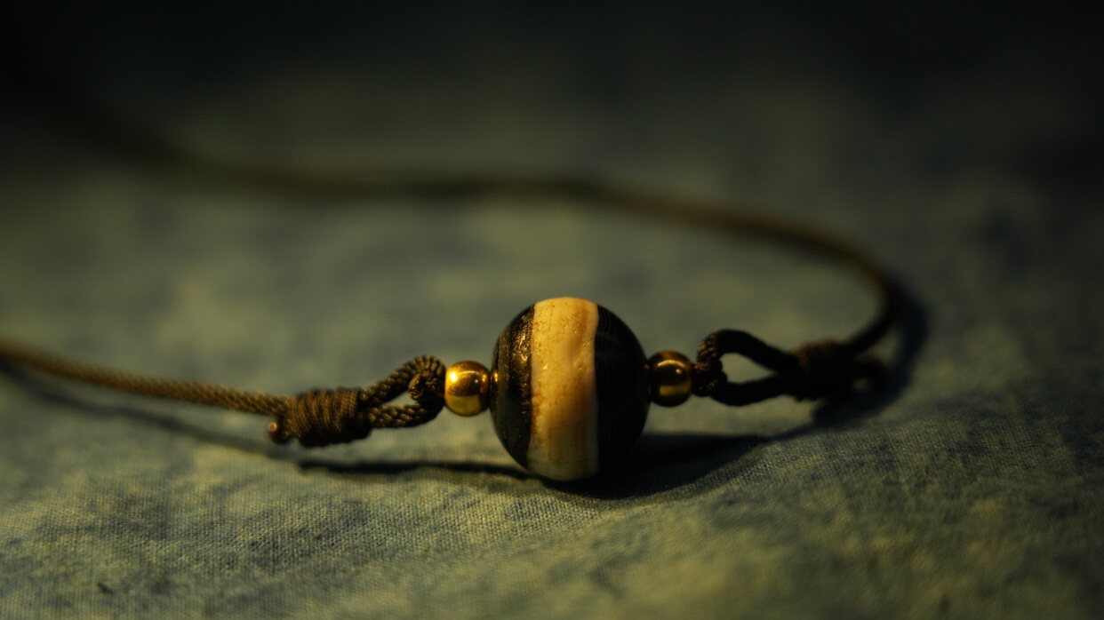 藏传手串新款上市老药师黑白宽线非灰皮火供地埋天珠配饰手工天铁