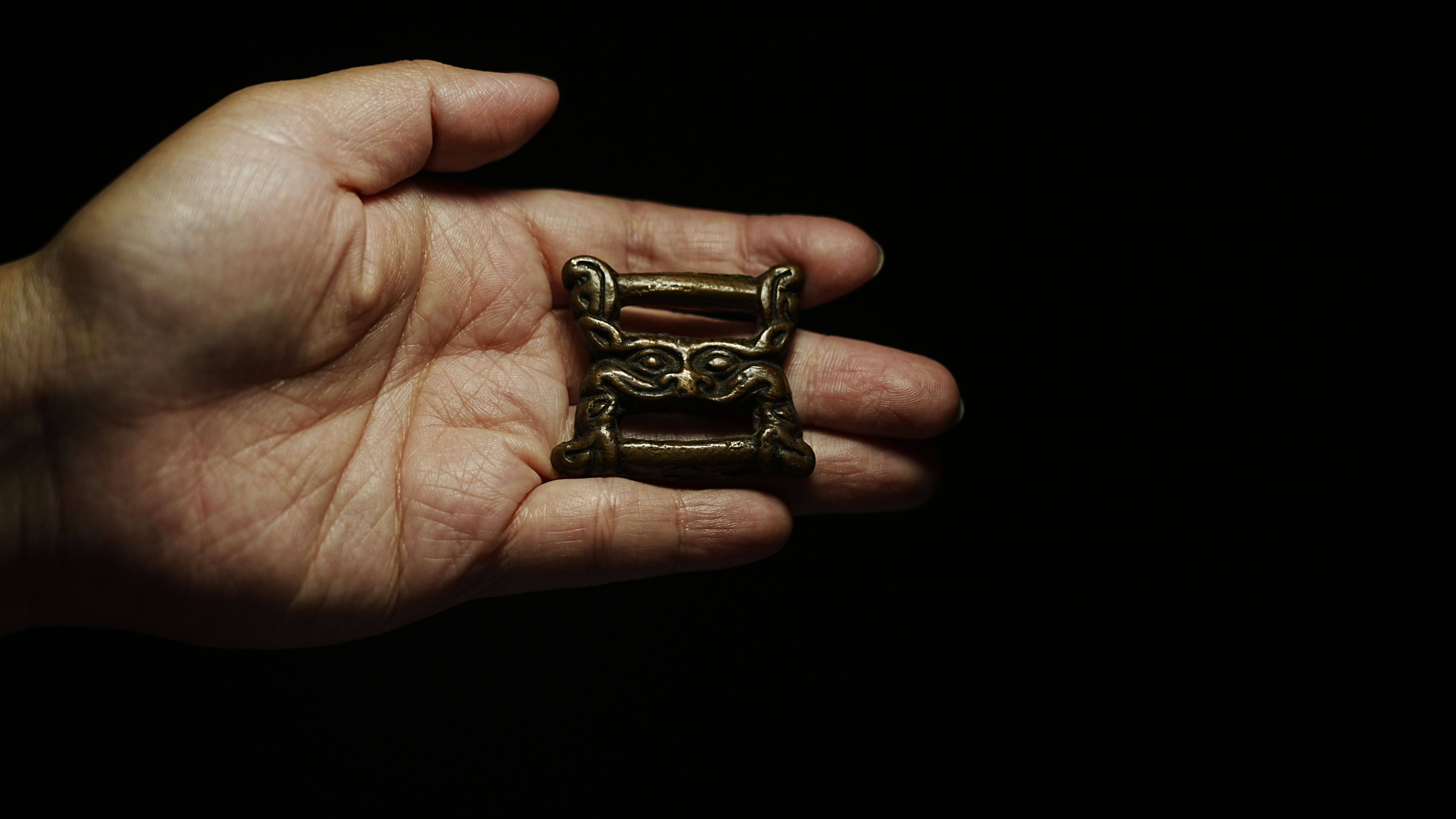 【藏传支巴扎经书扣】明代 紫金利马铜 托甲 配饰 车挂 包挂