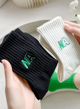字母NA袜子 女ins潮绿色系长袜网红黑白棉袜配鲨鱼裤学院风中筒袜