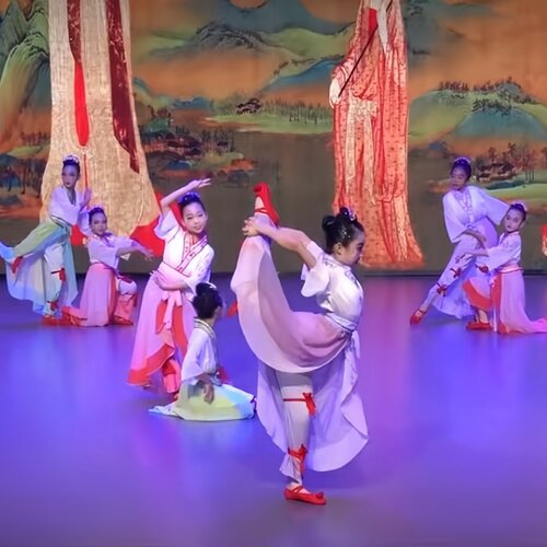 女童汉唐蹴鞠图古典舞演出服