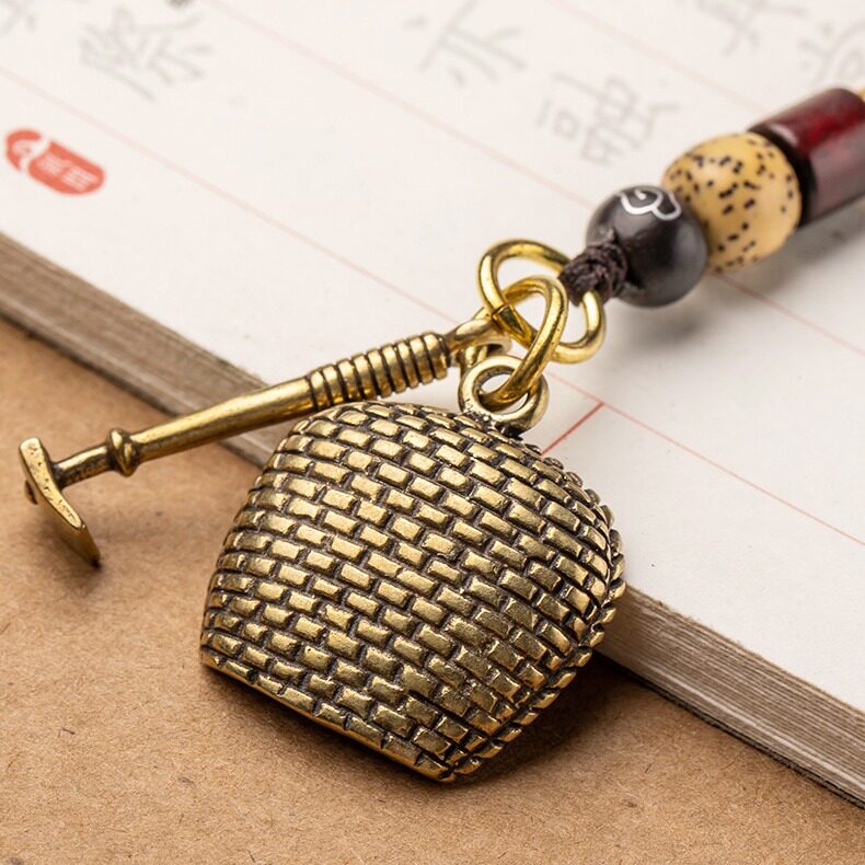 纯黄铜复古法手工匠作旧典藏艺术趣味小簸箕挂锄头汽车钥匙扣吊坠