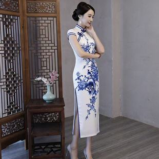 旗袍长款优雅年轻款少女2023春款改良复古中国风走秀纯白色青花瓷