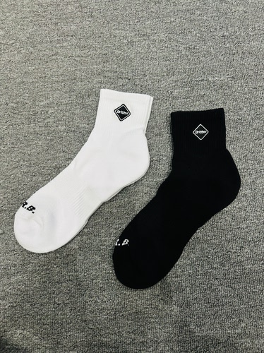 现货发 两色 FCRB 徽章刺绣运动休闲短筒袜