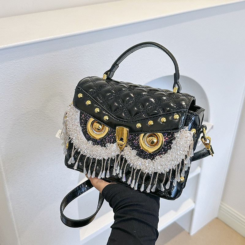 包包女2023新款轻奢流苏猫头鹰女包个性菱格小方包时尚百搭流苏包