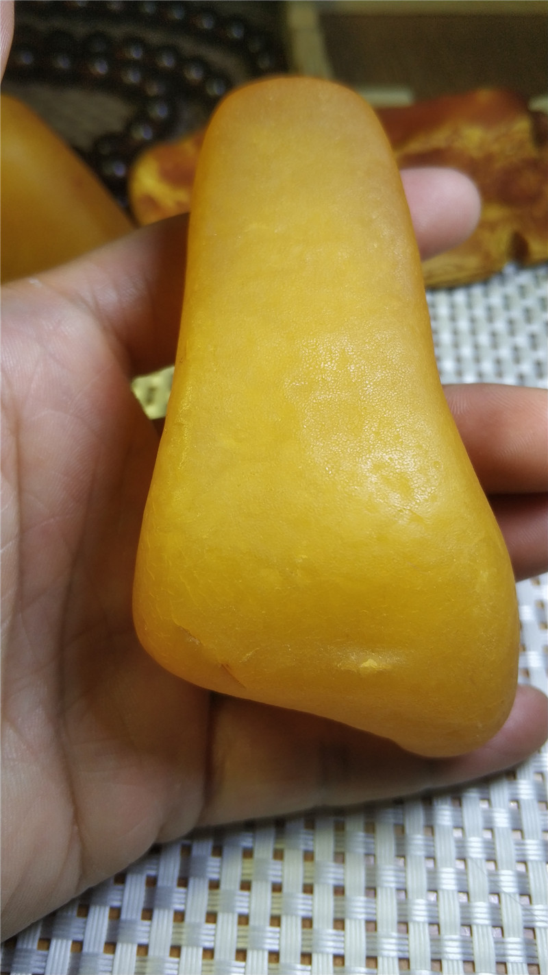 纯天然鸡油黄原矿手把件琥珀蜜蜡