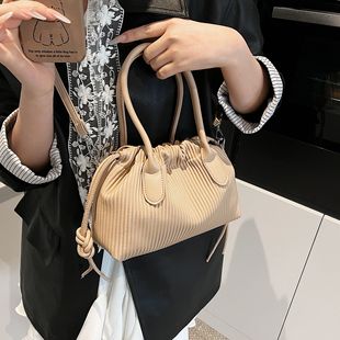 爱依服褶皱水桶包包女式2025新款百搭单肩斜挎包高级质抽绳手拎包