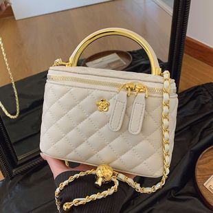 爱依服小包包女2025新款春夏小众设计菱格链条斜挎包手提水桶包