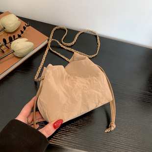 爱依服流行包包女2025夏季新款百搭抽带水桶包ins小众质感斜挎包